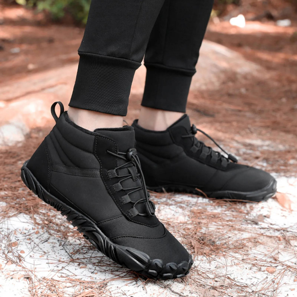 Buty zimowe barefoot na leśnej ścieżce