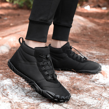 Buty zimowe barefoot na leśnej ścieżce
