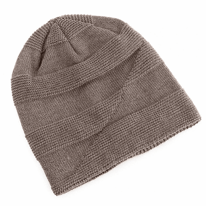 Czapka slouchy z dzianiny w kolorze taupe – splot widziany z góry