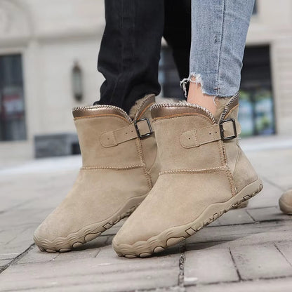 Śniegowce barefoot w kolorze piaskowego beżu na nogach na chodniku