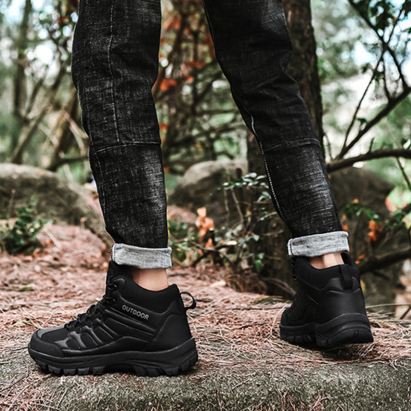 Czarne buty trekkingowe męskie za kostkę z chwytną podeszwą