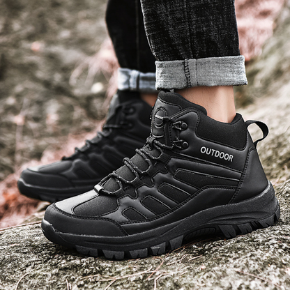 Czarne buty trekkingowe męskie za kostkę z chwytną podeszwą