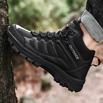 Czarne buty trekkingowe męskie za kostkę z chwytną podeszwą
