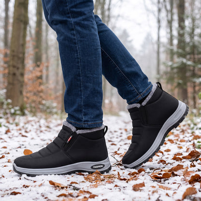 Buty zimowe damskie i męskie ocieplane pluszem podczas spaceru zaśnieżoną leśną ścieżką