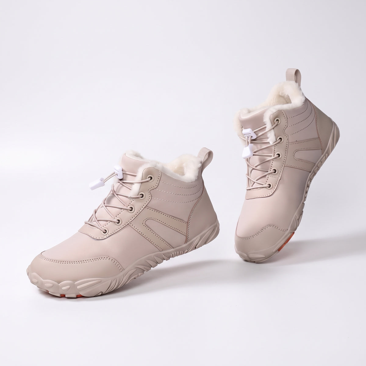 Buty zimowe damskie w kolorze kremowym z jasnym pluszem na białym tle