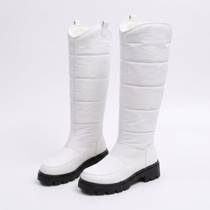 Buty zimowe damskie w kolorze białym z pikowaną cholewką i czarną podeszwą na białym tle